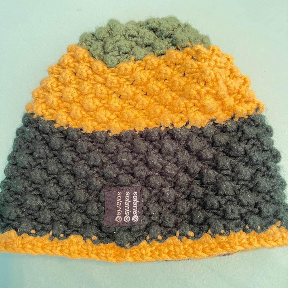Solaris crochet beanie like new, green, yellow